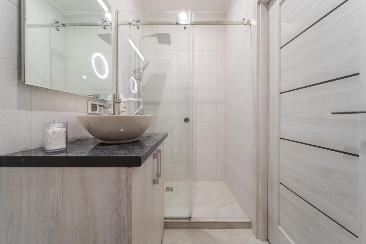 Апартаменти Luxury Flat In Downtown 2 Львів Екстер'єр фото